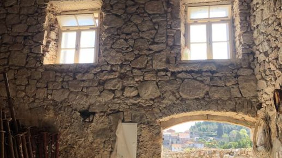 Старый каменный дом с большим потенциалом в Доле на острове Хвар!