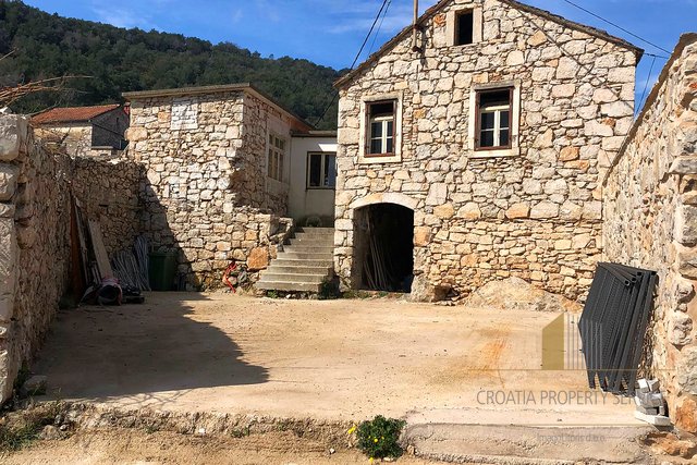 Old stone house with great potential in Dol on the island of Hvar!