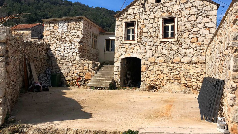 Vecchia casa in pietra con grande potenziale a Dol sull'isola di Hvar!