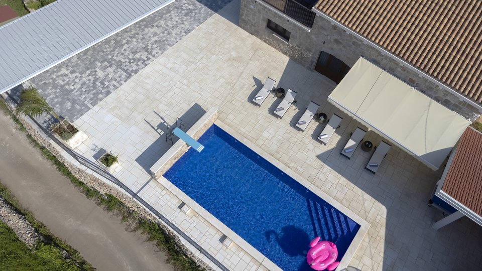 Bellissima villa in pietra con piscina a Dol sull'isola di Hvar!