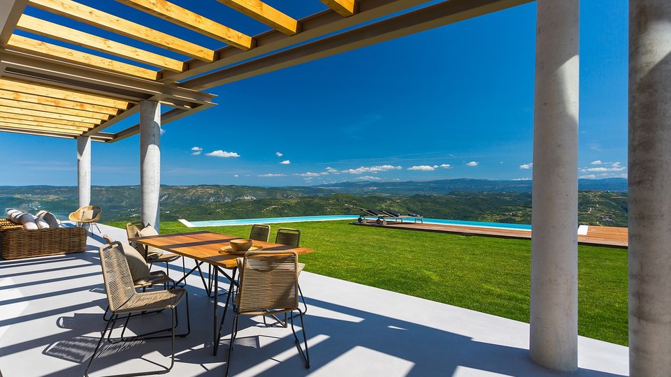 Očarljiva dizajnerska vila z oljčnim nasadom in 5 h zemljišča - Motovun, Istra!