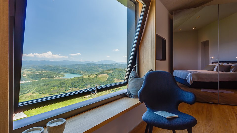 Očaravajuća dizajnerska vila s maslinikom i 5 h zemljišta - Motovun, Istra!