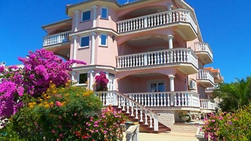 Schönes Apartmenthaus 30 m vom Meer entfernt auf der Insel Vir!