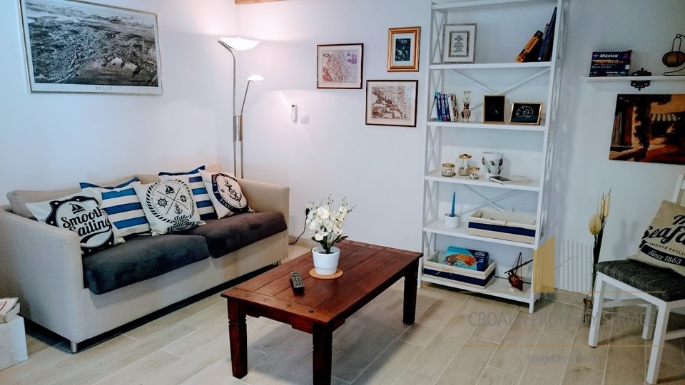ONE-BEDROOM APARTMENT IN RENOVATED STONE HOUSE IS LOCATED IN THE CITY CENTER!