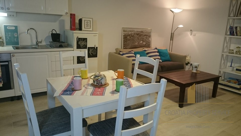 ONE-BEDROOM APARTMENT IN RENOVATED STONE HOUSE IS LOCATED IN THE CITY CENTER!