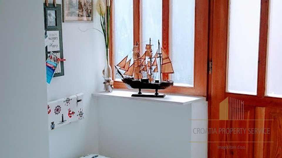 ONE-BEDROOM APARTMENT IN RENOVATED STONE HOUSE IS LOCATED IN THE CITY CENTER!