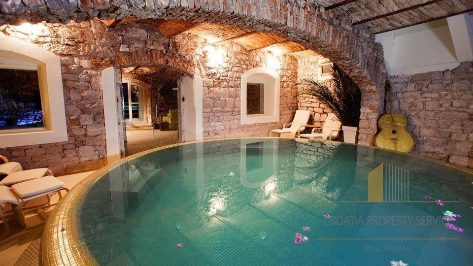 Romantična srednjovjekovna palača u Jelsi na otoku Hvaru, s bazenom i unutarnjim dvorištem!