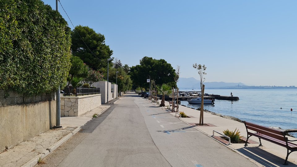 House with great potential, first row to the sea in the vicinity of Split!