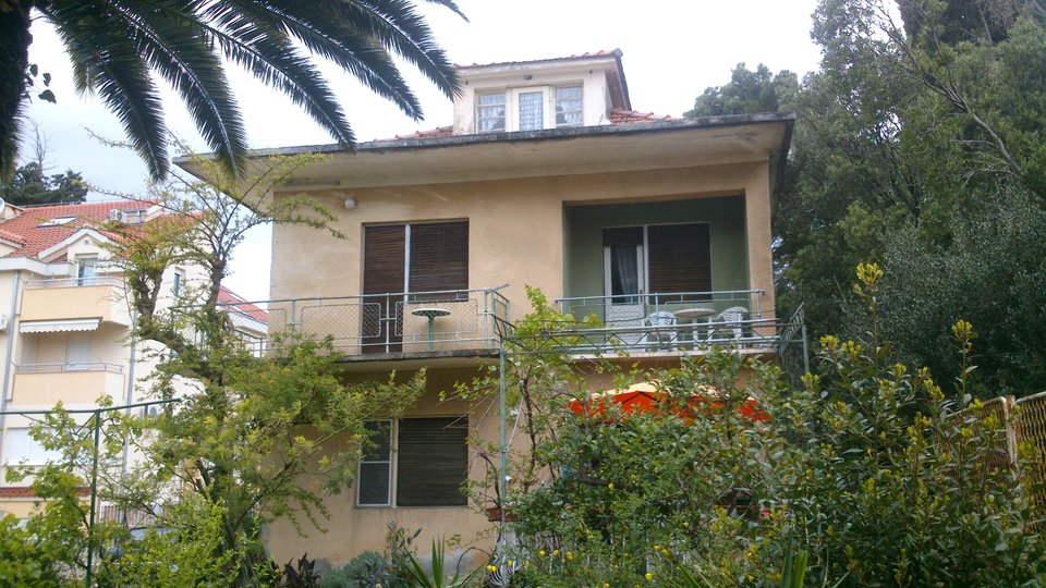 Kuća s velikim potencijalom prvi red do mora u okolici Splita!