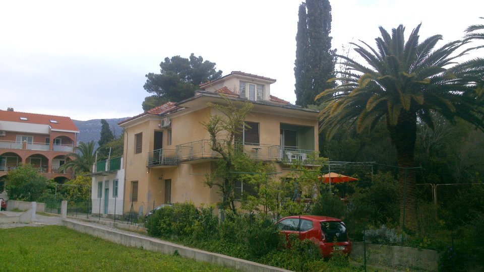 Hiša z velikim potencialom, prva vrsta do morja v bližini Splita!