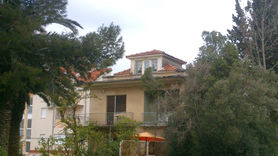 Hiša z velikim potencialom, prva vrsta do morja v bližini Splita!