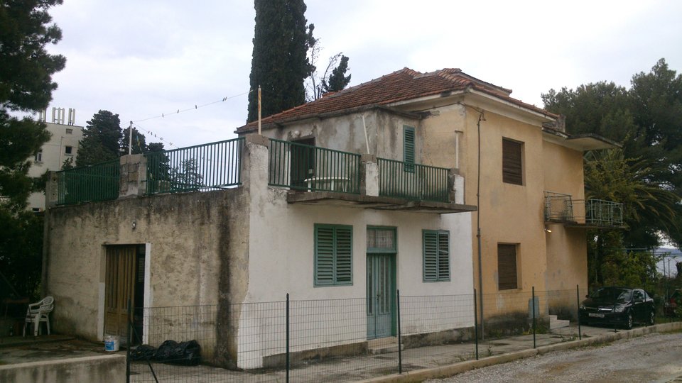 Kuća s velikim potencijalom prvi red do mora u okolici Splita!