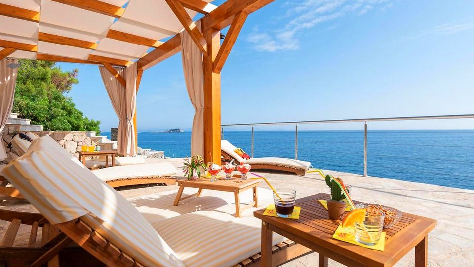 Izuzetna vila na ekskluzivnoj lokaciji prvi red uz more na otoku Korčuli!