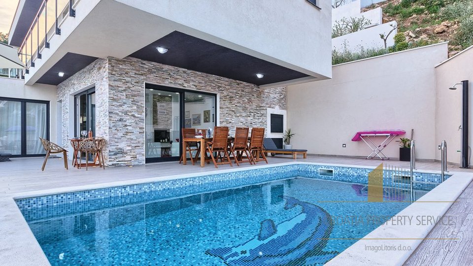 CONTEMPORARY LUXURY VILLA SITUATED IN AN IMPRESSIVE LOCATION, NEAR OMIŠ!