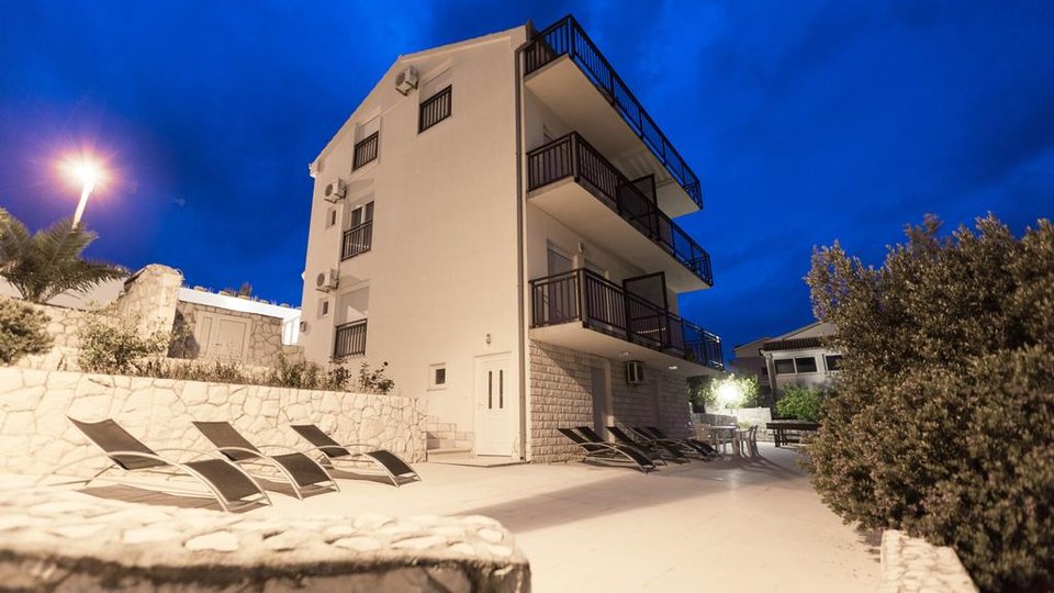 Дом с апартаментами в 100 м от моря в туристическом месте на полуострове Чиово!