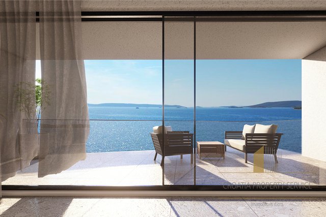 Luxury penthouse in a new building, 1st row by the sea near Trogir!