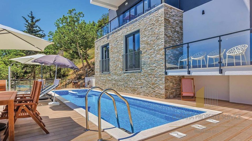 LUXURY VILLA WITH POOL AND BEAUTIFUL SEA VIEW IS LOCATED ON THE BEACH NEAR THE OMIŠ!