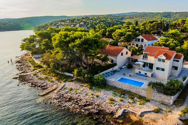 Šarmantna vila s bazenom prvi red do mora u blizini Splitske na otoku Braču!