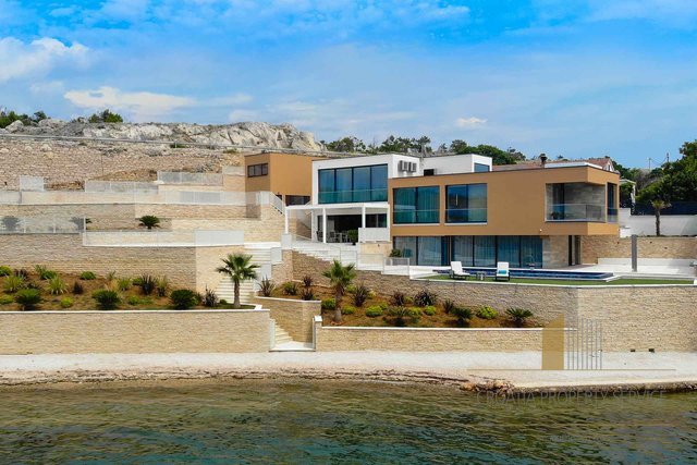 Luxuriöse Designervilla 1. Reihe zum Meer in der Nähe von Zadar!