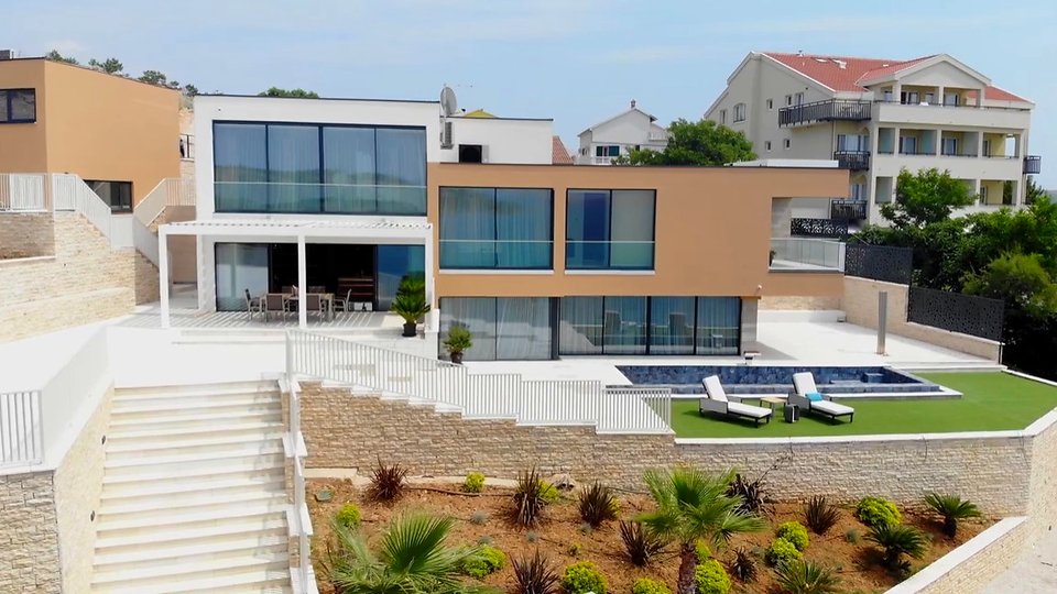 Luksuzna dizajnerska vila 1. red do morja v bližini Zadra!