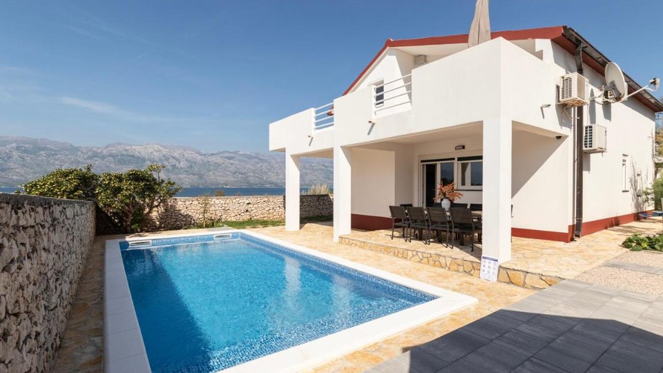 Eine Villa mit Pool und direktem Zugang zum Strand in der Nähe von Zadar!