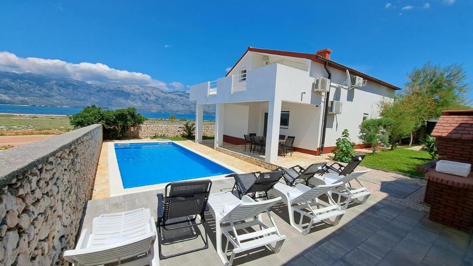 A villa with a pool and direct access to the beach near Zadar!
