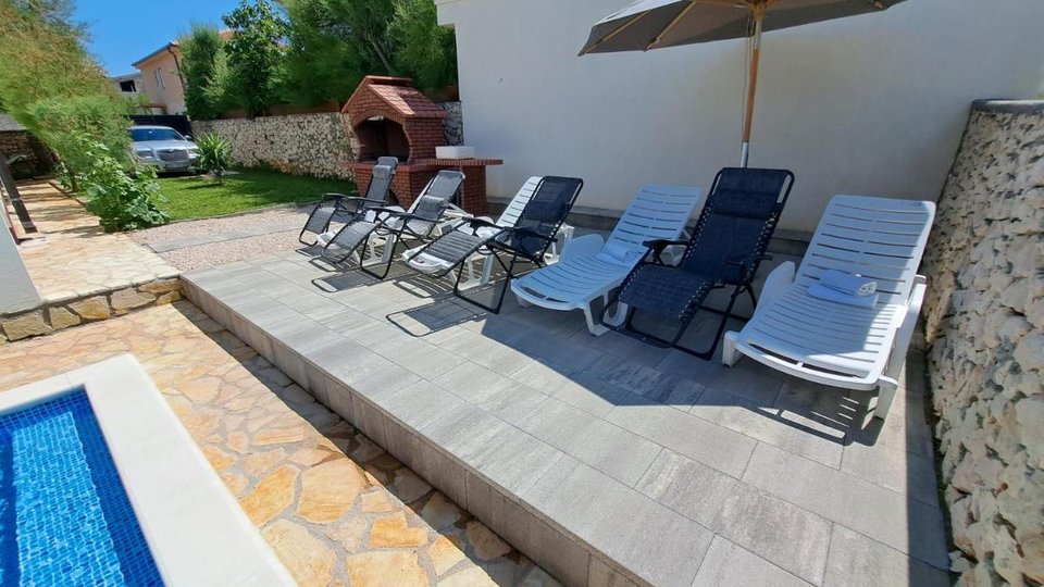 A villa with a pool and direct access to the beach near Zadar!
