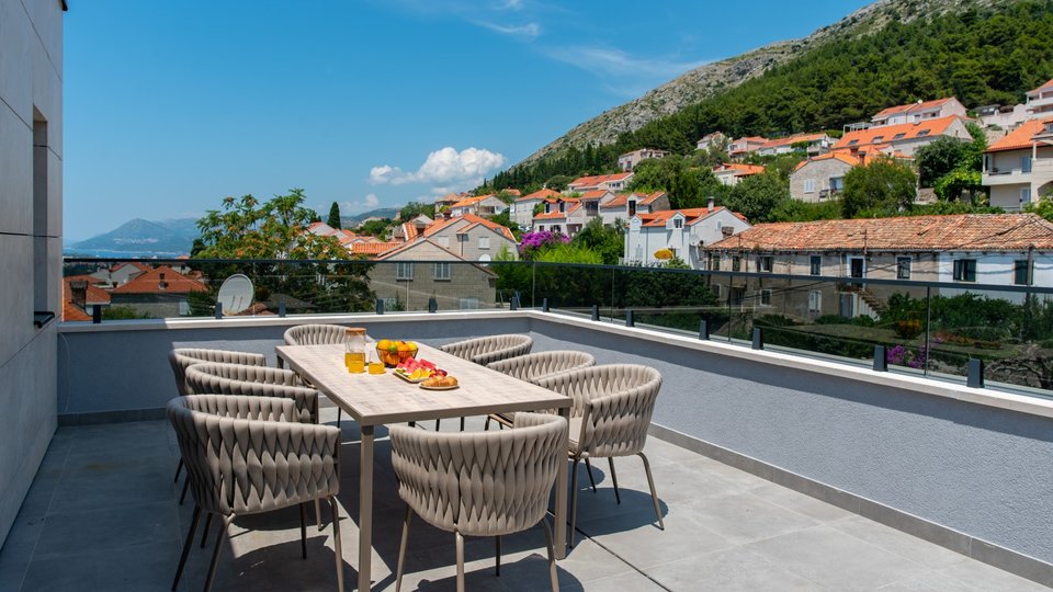 Luksuzna stambena  zgrada s predivnim pogledom na grad i more - Dubrovnik!