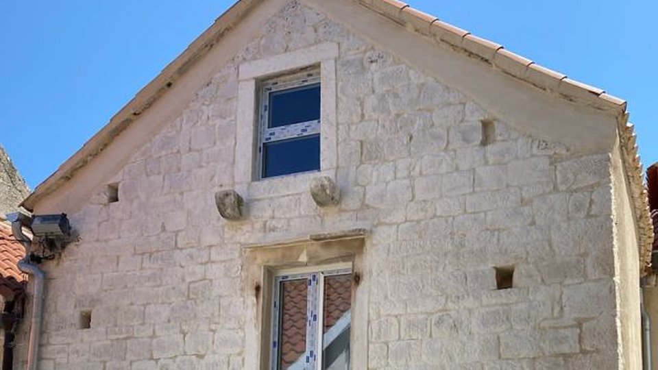 Beautiful renovated stone house 50 m from the beach in the vicinity of Split!