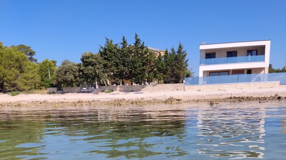 Moderna luksuzna vila na izjemni lokaciji, prva vrsta do plaže na otoku Vir!