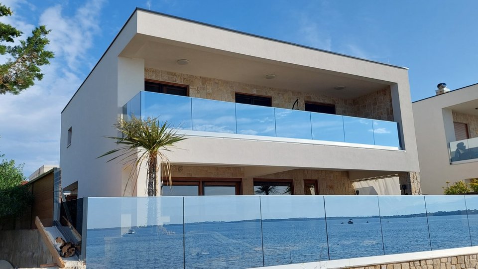 Moderna luksuzna vila na iznimnoj  lokaciji prvi red do plaže na otoku Viru!