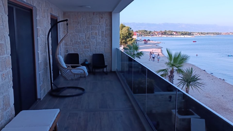 Moderna luksuzna vila na izjemni lokaciji, prva vrsta do plaže na otoku Vir!
