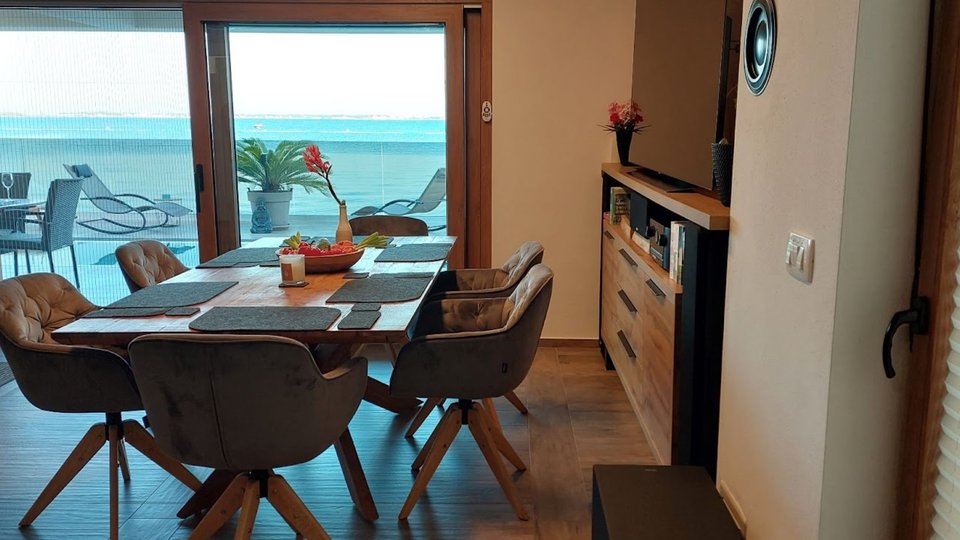 Moderne Luxusvilla in außergewöhnlicher Lage, erste Reihe zum Strand auf der Insel Vir!