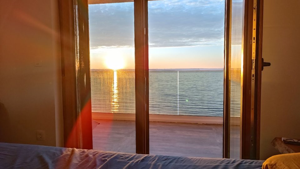 Moderne Luxusvilla in außergewöhnlicher Lage, erste Reihe zum Strand auf der Insel Vir!