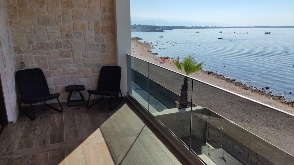 Moderna luksuzna vila na iznimnoj  lokaciji prvi red do plaže na otoku Viru!