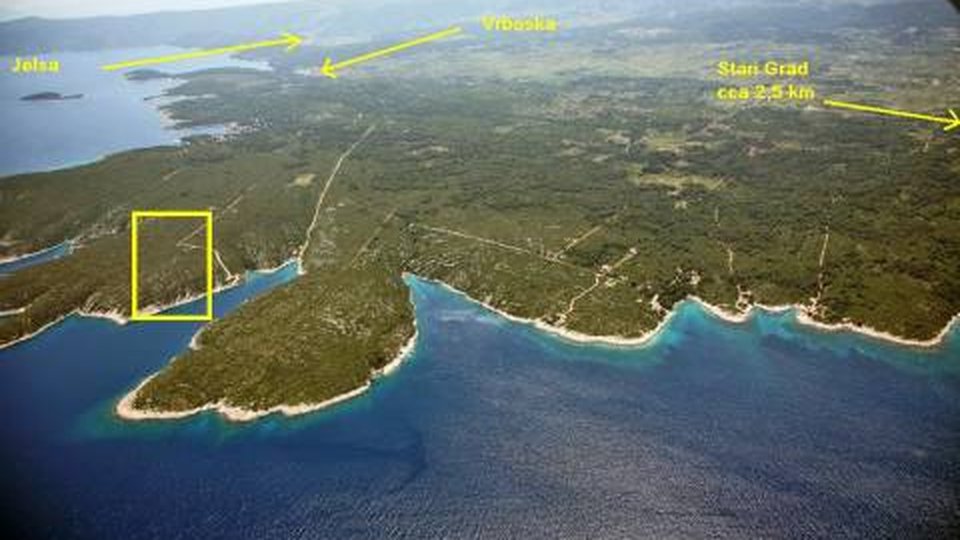 Poljoprivredno zemljište površine 18.500 m2 prvi red uz more - Otok Hvar!