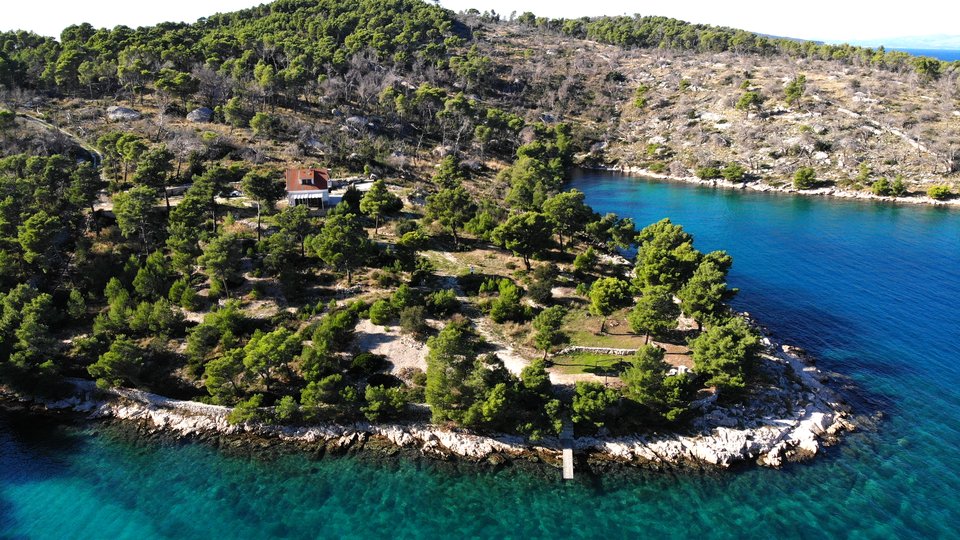 Ein einzigartiges Anwesen mit einem Haus und eigenem Bootsanlegeplatz am Meer auf der Insel Brač!