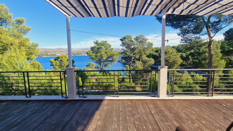 A unique estate with a house and its own mooring for a boat by the sea on the island of Brač!