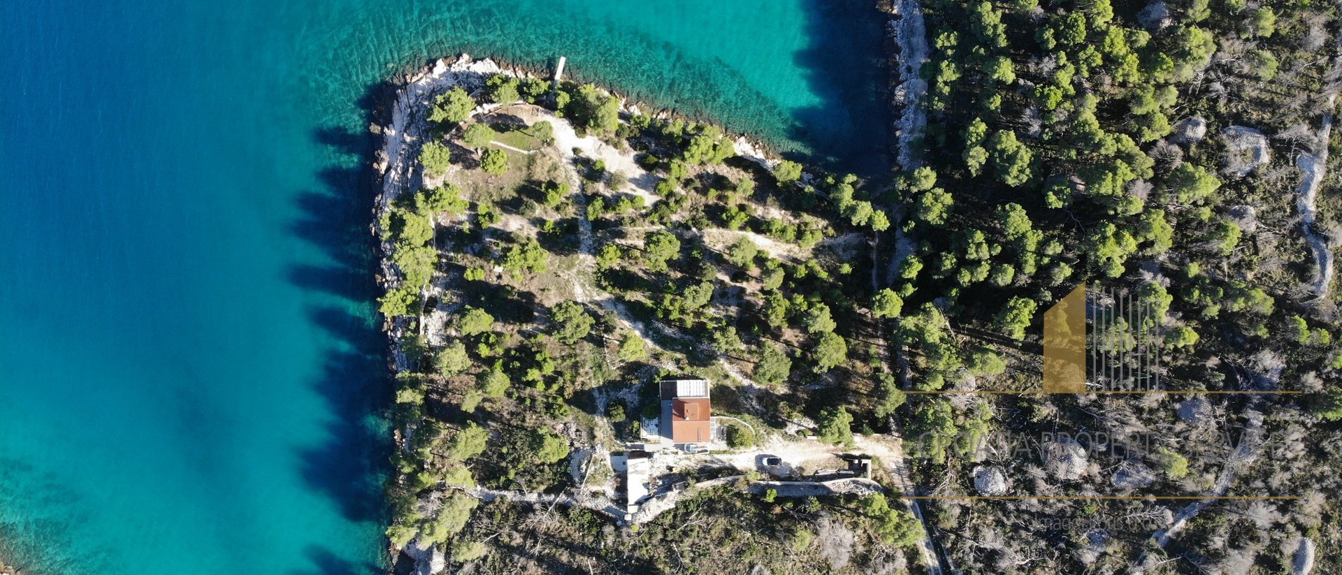 Ein einzigartiges Anwesen mit einem Haus und eigenem Bootsanlegeplatz am Meer auf der Insel Brač!