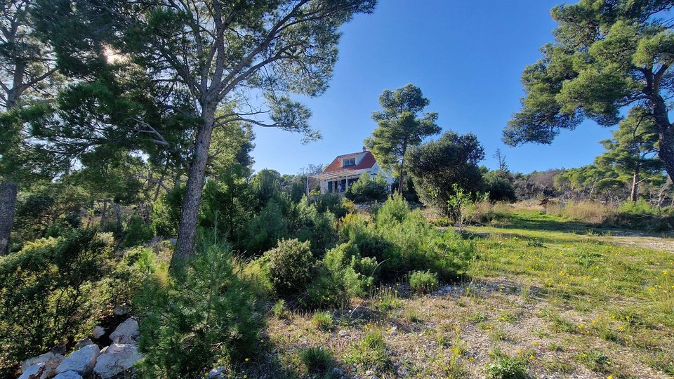 A unique estate with a house and its own mooring for a boat by the sea on the island of Brač!