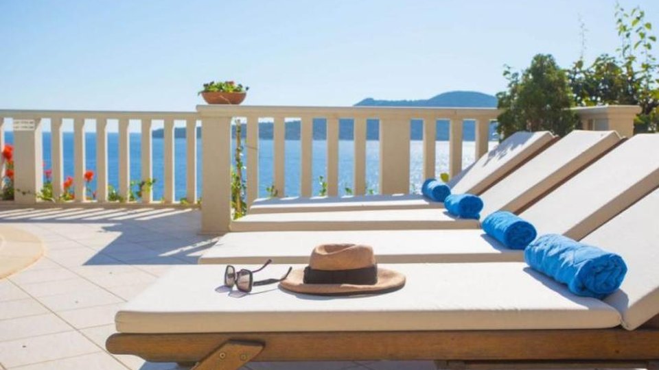Bellissima villa in prima fila sul mare e una bellissima spiaggia nelle vicinanze di Dubrovnik!