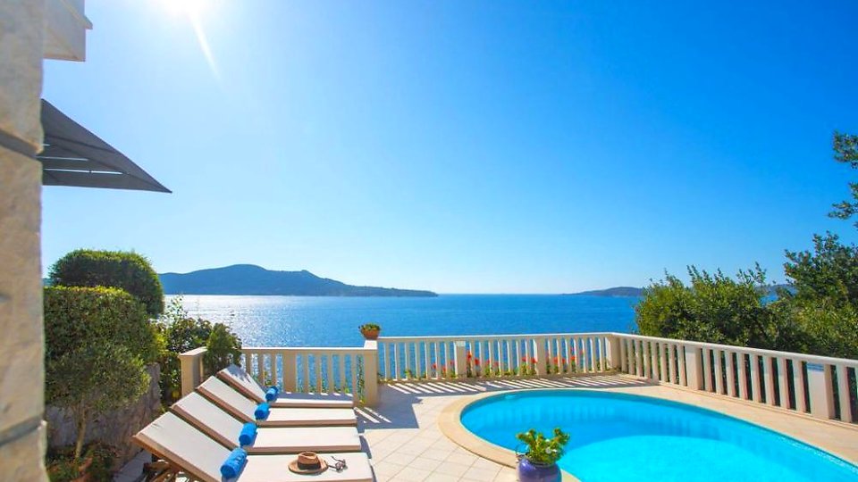Beautiful villa 1st row by the sea and a beautiful beach in the vicinity of Dubrovnik!