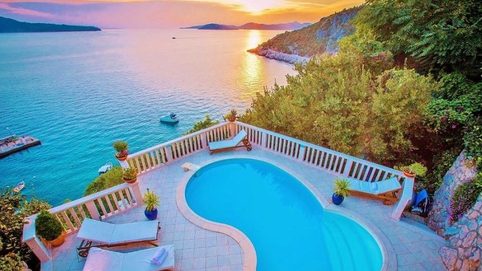 Beautiful villa 1st row by the sea and a beautiful beach in the vicinity of Dubrovnik!