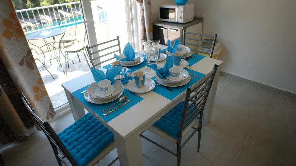 Beautiful apartment house on the beach with a project for a boutique hotel on the island of Hvar!
