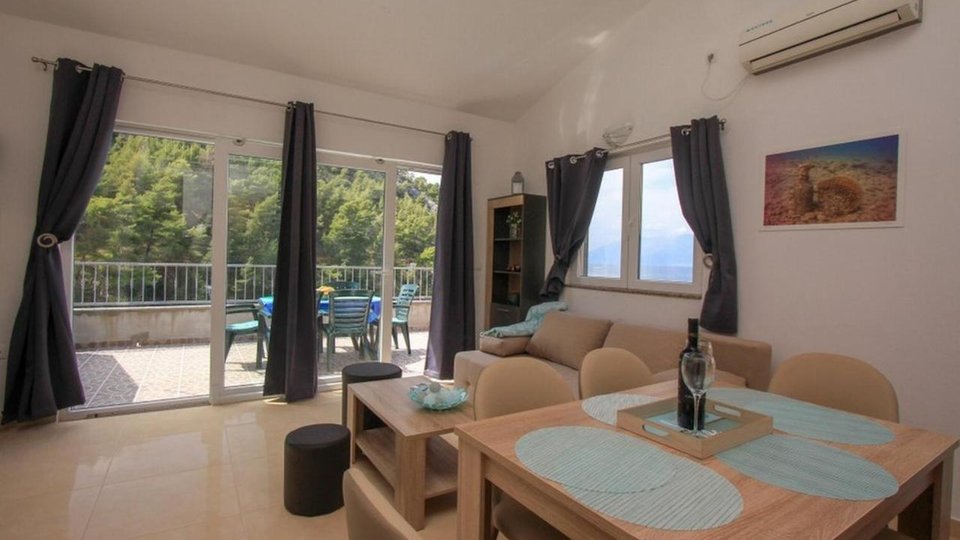 Красивый жилой дом на берегу моря с проектом бутик-отеля на острове Хвар!