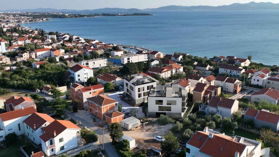 Luksuzno stanovanje s strešno teraso in prekrasnim pogledom na morje - Zadar!