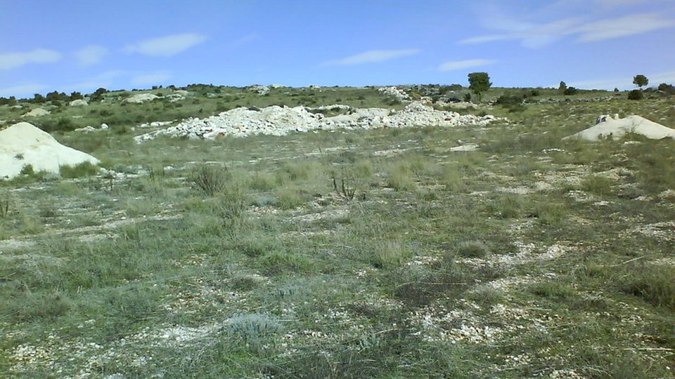 Large plot of 65,311 m2 with a wonderful view of the sea above Trogir!