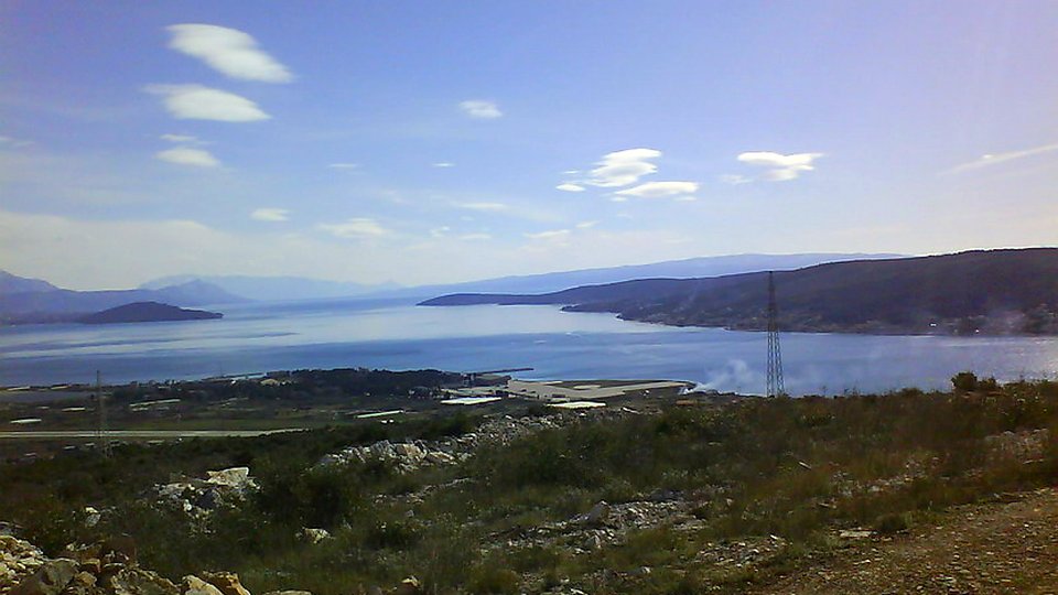 Großes Grundstück von 65.311 m2 mit herrlichem Blick auf das Meer oberhalb von Trogir!