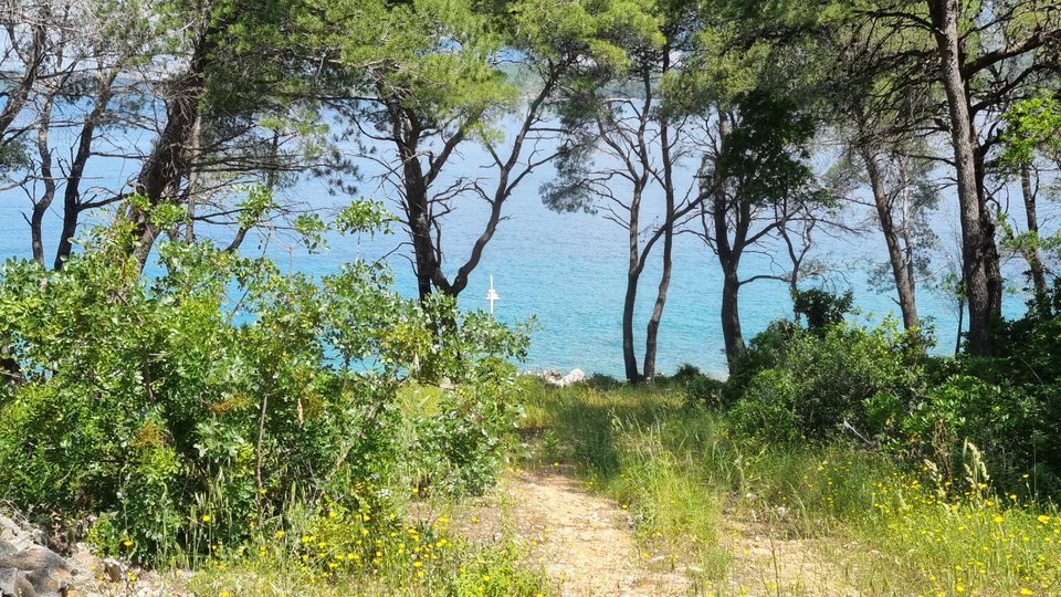 Attractive building plot 1st row from the sea on the island of Hvar!