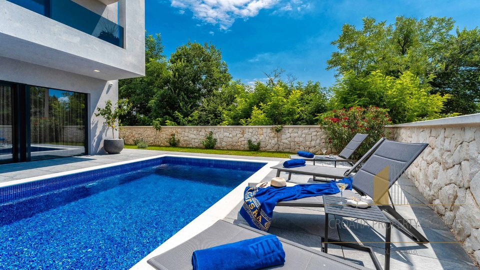 Moderna vila s bazenom u izgradnji  300 m od mora u  Privlaci!